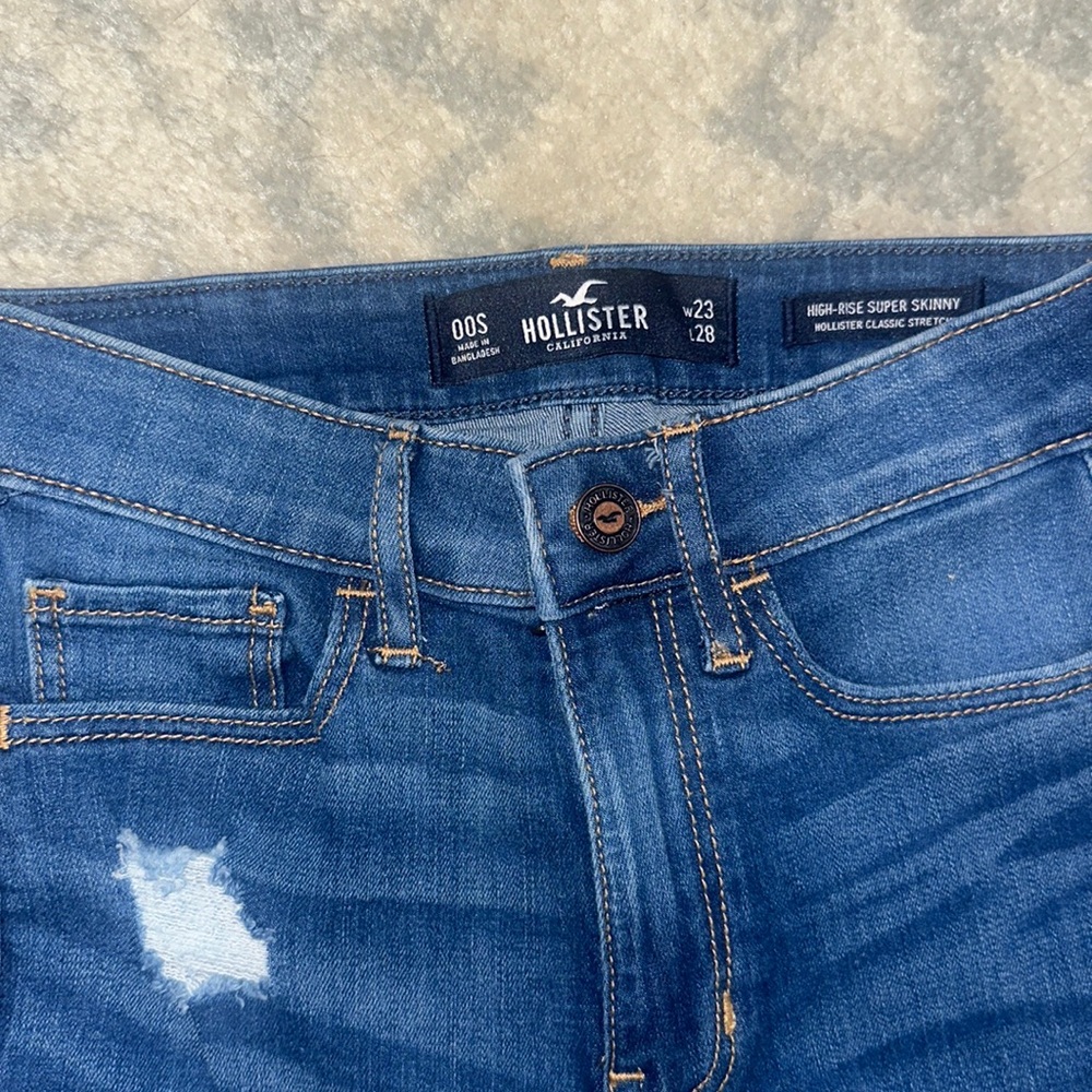 Hollister W23/L28 high-rose super skinny distressed jeans. Excellent condition!